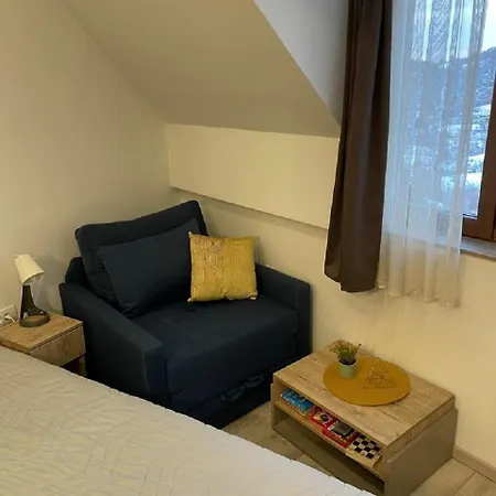 Lola Milmari & Hill *