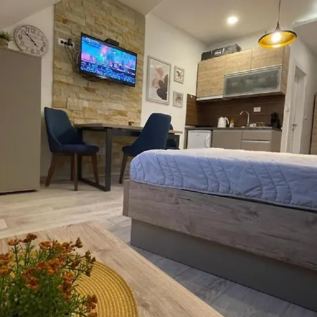 Lola Milmari & Hill *