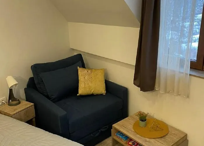 Lola Milmari & Hill *