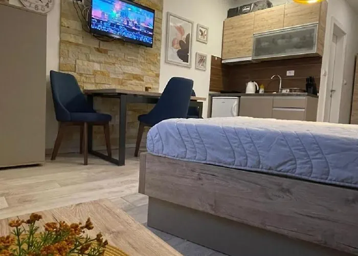 Lola Milmari & Hill *