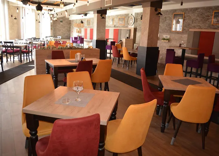 Lola Milmari & Hill كوباونيك