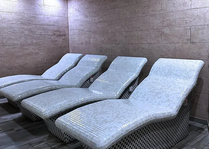 Lola Milmari & Hill كوباونيك